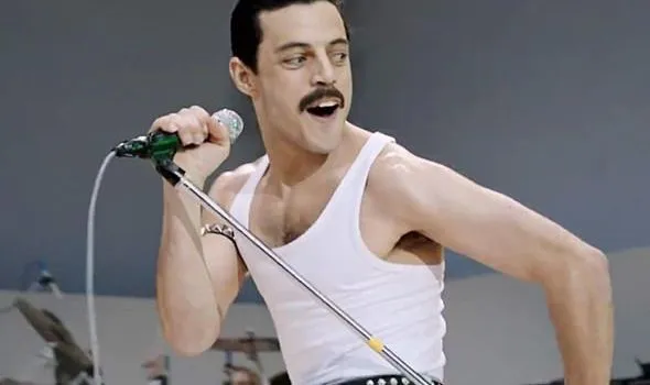 Rami Malek có màn trình diễn đầy thuyết phục (Daily Express)