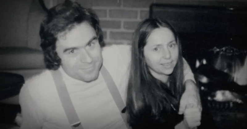 Ted Bundy v&agrave; bạn g&aacute;i. (Ảnh: Netflix)