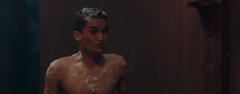 Nhưng ngay sau đó đã tức tốc chạy trong sợ hãi mà quên mất rằng người mình còn đầy xà bông