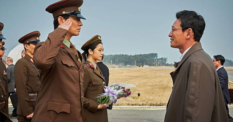Ji-hoon (trái) góp mặt trong The Spy Gone North. (Ảnh: IMDb)