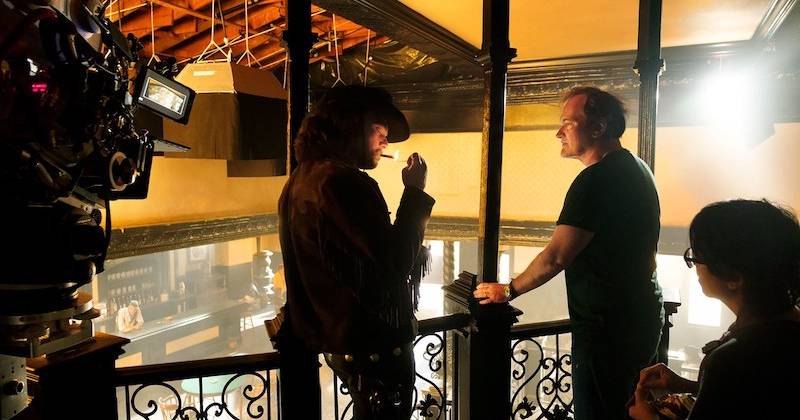Pitt trò chuyện cùng đạo diễn Tarantino (Ảnh: Andrew Cooper/Sony Pictures Entertainment)