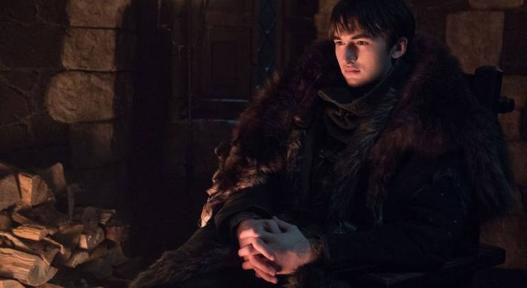 Bran Stark (Isaac Hempstead Wright) aka Quạ ba mắt đang sưởi ấm bên đống lửa