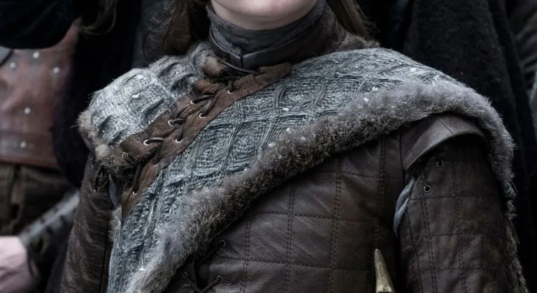 Arya Stark (Maisie Williams) đang lắng nghe một c&aacute;ch chăm ch&uacute;