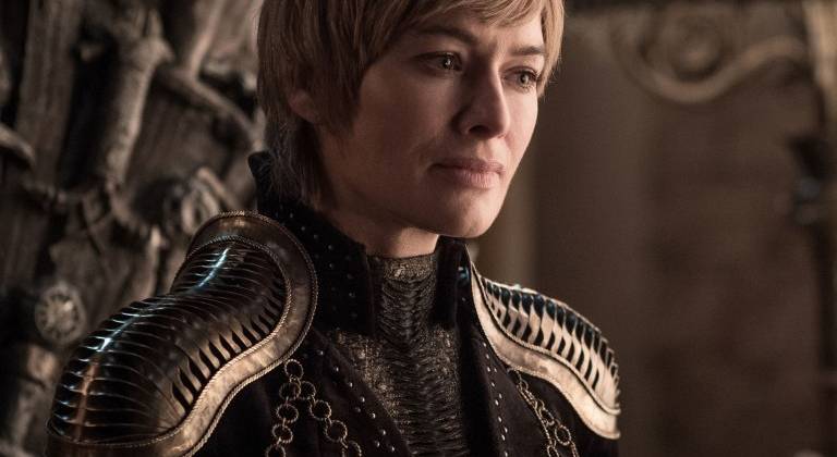 Cersei Lannister (Lena Headey) ngồi trên ngai báu sắt trong bộ trang phục mới