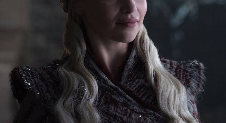 Daenerys Targaryen (Emilia Clarke) đến Winterfell, tham gia chống lại đội quân xác sống của Dạ Vương cùng phương Bắc