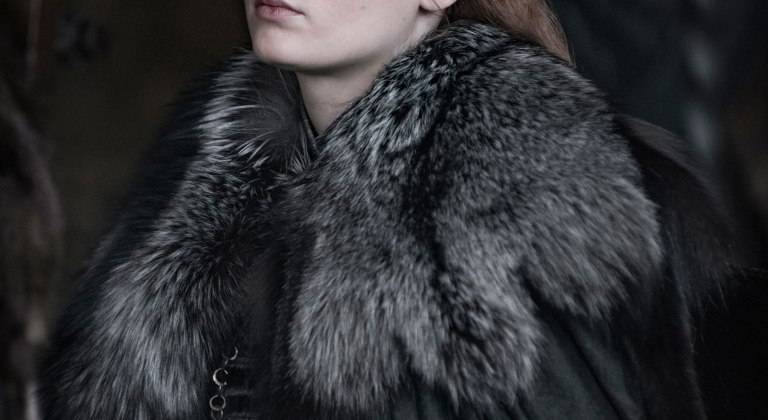 Lady of Winterfell Sansa Stark (Sophie Turner) điều một phiên toà, kêu gọi người dân chuẩn bị cho chiến tranh
