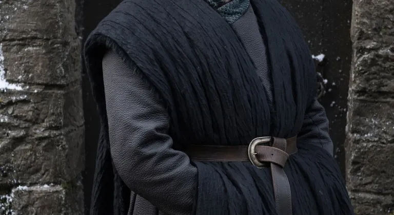 Varys (Conleth Hill) theo ch&acirc;n Daenerys đến Winterfell
