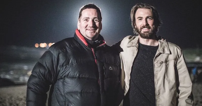 Chris Evans (phải) với tạo h&igrave;nh trong The Red Sea Diving Resort (Twitter)