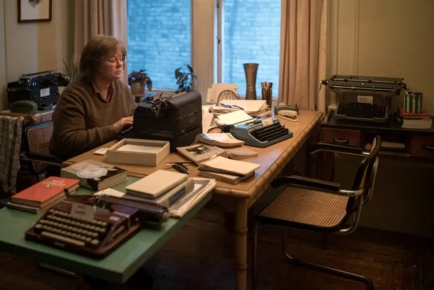 Can You Ever Forgive Me? mượn yếu tố phạm tội l&agrave;m bật l&ecirc;n diễn biến t&acirc;m l&yacute; của Israel (IMDb)