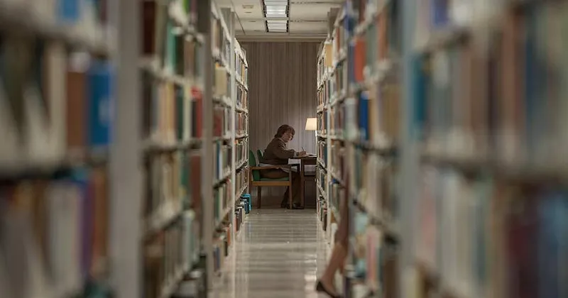 Can You Ever Forgive Me? rất t&agrave;i t&igrave;nh trong việc khai th&aacute;c t&acirc;m l&yacute;, gi&uacute;p kh&aacute;n giả hiểu được t&acirc;m tư của nh&acirc;n vật (IMDb)