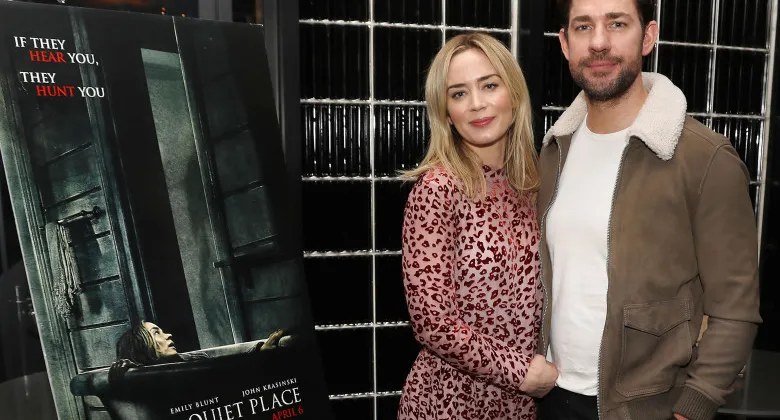 Hai vợ chồng Emily Blunt và John Krasinski trong một buổi ra mắt phim (indieWire)