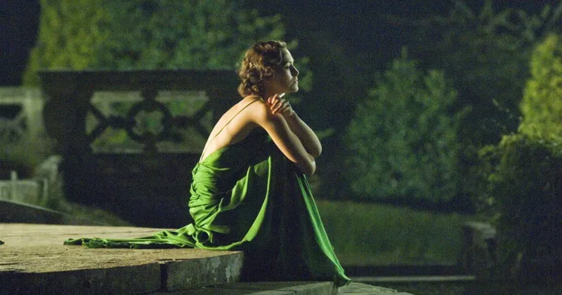 Chiếc váy màu xanh đã trở thành biểu tượng điện ảnh khó phai của Keira Knightley (Ảnh: IMDb)
