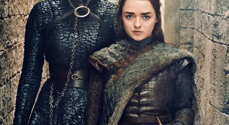 Sophie Turner: Trong m&ugrave;a n&agrave;y Sansa rất th&iacute;ch th&uacute; việc trở th&agrave;nh một người l&atilde;nh đạo theo &yacute; ri&ecirc;ng v&agrave; chắc chắn sẽ c&oacute; những kh&oacute; khăn từ những người đang đe doạ điều đ&oacute;.

Maisie Williams: Sẽ c&oacute; một sự đấu tranh b&ecirc;n trong Arya về việc trở th&agrave;nh một người m&agrave; c&ocirc; lu&ocirc;n muốn &ndash; tiếp tục l&agrave; một c&ocirc; b&eacute; ngoan b&ecirc;n gia đ&igrave;nh v&agrave; kết th&uacute;c c&ocirc;ng việc c&ograve;n dang dở.
