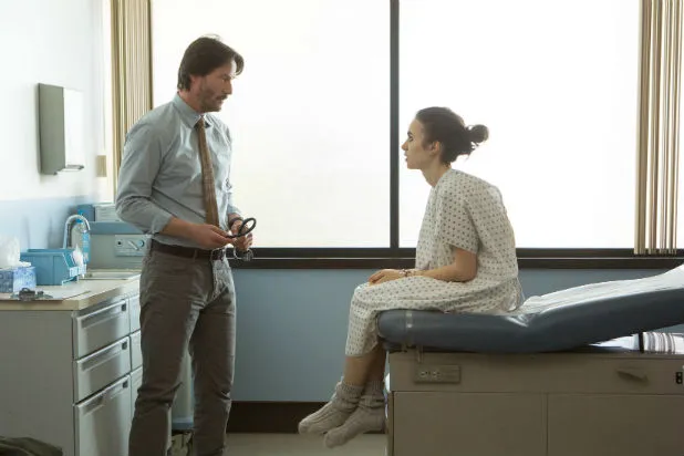 15. Vì từng trải qua chứng biến ăn nên Lily Collins có màn hoá thân rất thích hợp cho vai diễn trong To The Bone hồi năm 2017. Sau đó, nữ diễn viên cũng nhờ đến sự tư vấn của chuyên gia dinh dưỡng để phục hồi cân nặng và sức khoẻ. (Ảnh: Netflix)