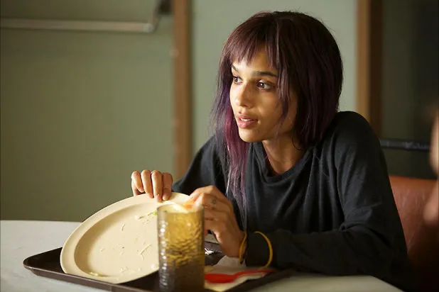 12. Tuy cân nặng không quá 40kg nhưng để tham gia The Road Within (2014), Zoe Kravitz vẫn phải giảm tận 9kg. Cô cũng tiết lộ rằng bản thân cũng từng vật lộn với chứng biếng ăn như nhân vật mà cô đảm nhận. (Ảnh: YouTube)