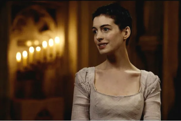9. Không chỉ khoe giọng trong Les Miserables – Những Người Khốn Khổ (2012), Anne Hathaway còn giảm hơn 11kg khi hoá thân thành nàng Fantine. Vai diễn này đã giúp Hathaway vinh dự được Viện hàn lâm công nhận ở hạng mục Nữ diễn viên phụ xuất sắc nhất. (Ảnh: Focus Features)