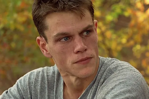 2. Matt Damon được báo cáo là đã giảm hơn 18kg để vào vai người lính trong Courage Under Fire cùng Denzel Washington vào năm 1996. (Ảnh: YouTube)