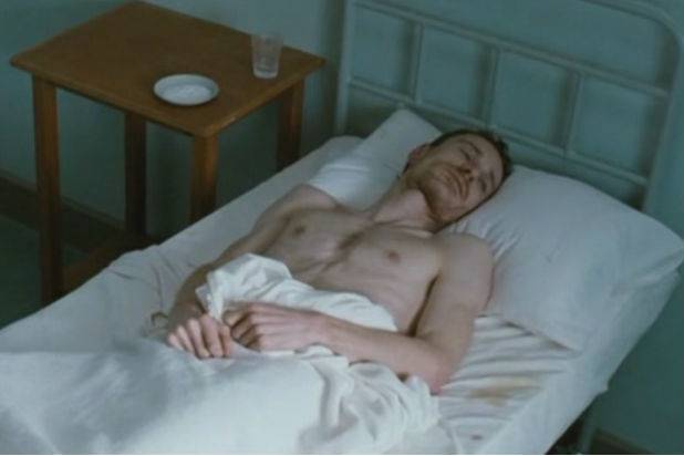 5. Michael Fassbender đã giảm cân tới mức báo động khi thủ vai Bobby Sands trong Hunger hồi năm 2008. (Ảnh: Film4)