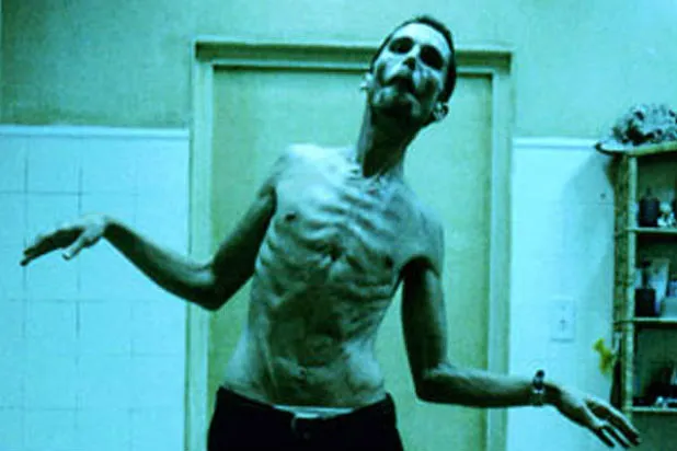 3. Không thể không kể đến những màn “biến hình” xuất sắc của Christian Bale, cụ thể là khi tham gia The Machinist (2004), nam diễn viên đã giảm hơn 27kg. Đây không phải là trường hợp duy nhất khi Bale liên tục tăng giảm cân nặng để tham gia các bộ phim như The Fighter, Rescue Dawn và trilogy Kỵ Sĩ Bóng Đêm của đạo diễn Christopher Nolan. (Ảnh: Paramount Classics)
