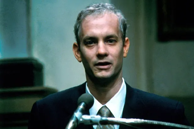 1. Để hoá thân vào Andrew Beckett – bệnh nhân nhiễm AIDS trong Philadelphia (1973), Tom Hanks đã giảm gần 12kg và vai diễn đã đem về cho ông một tượng vàng Oscar ở hạng mục Nam diễn viên chính xuất sắc nhất. Ngoài ra, ông cũng giảm nhiều cân khi tham gia Cast Away được ra mắt hồi năm 2000. (Ảnh: YouTube)