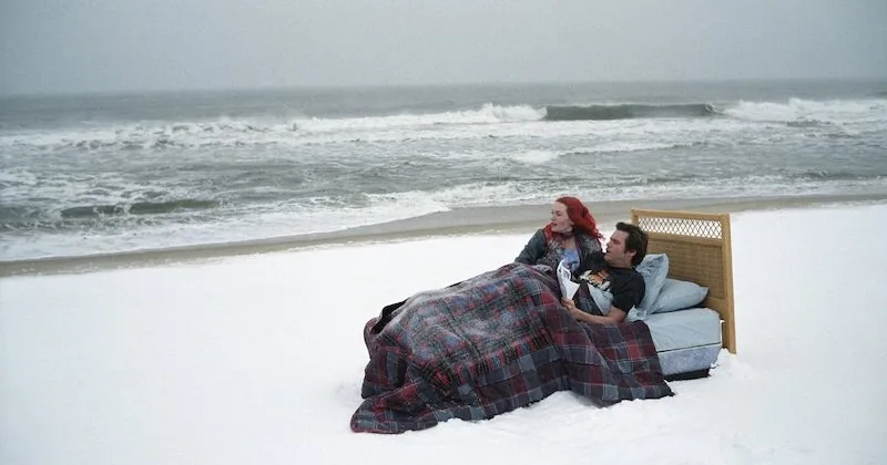 Xuyên suốt Eternal Sunshine of the Spotless Mind là những dòng hồi ức đan xen với hiện tại (Ảnh: IMDb)