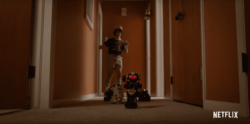 Robot R2-D2 đình đám từ Star Wars xuất hiện trong đám đồ chơi của Dustin và bị Eleven điều khiển.