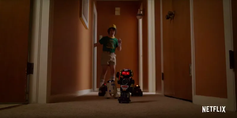Robot R2-D2 đình đám từ Star Wars xuất hiện trong đám đồ chơi của Dustin và bị Eleven điều khiển.