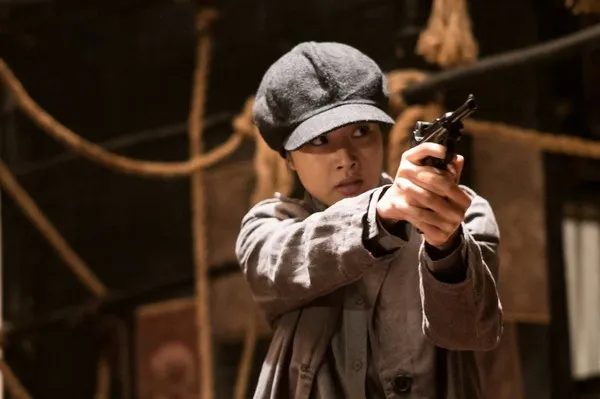 Kang Sora diễn các cảnh hành động rất thuần thục và điêu luyện (Ảnh: CJ Entertainment)