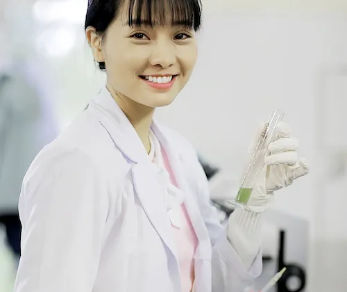 Kim C&uacute;c xinh đẹp nhưng bạc phận trong Hoa C&uacute;c V&agrave;ng Trong B&atilde;o 