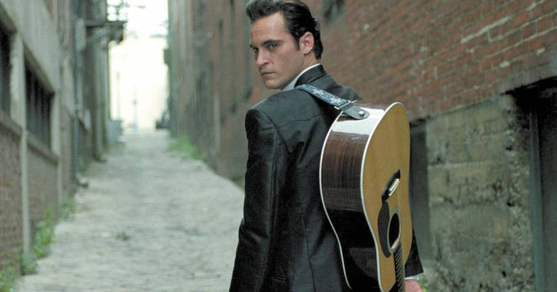 Johnny Cash trong Walk the Line - Nhân vật có cuộc đời tương đồng nhiều phần với những gì Joaquin Phoenix đã trải qua. Đây cũng là một trong những vai diễn thành công nhất của anh. (Ảnh: prøhbtd)