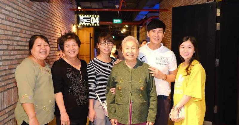Cụ bà 80 tuổi cùng gia đình tới rạp xem Lật Mặt 4: Nhà Có Khách