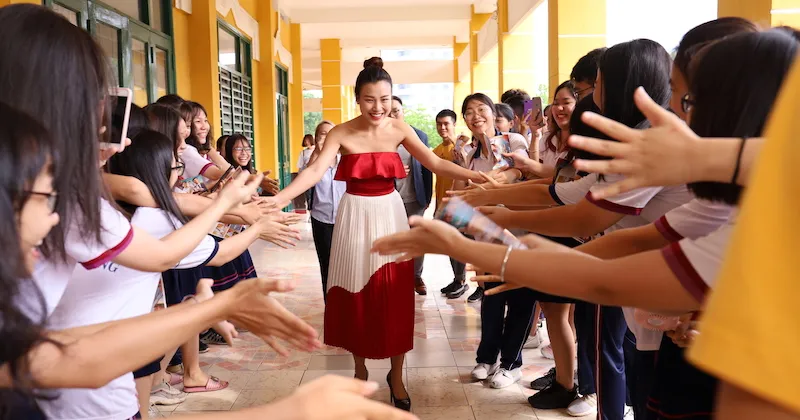 Hoàng Oanh hạnh phúc khi được các bạn học sinh chào đón