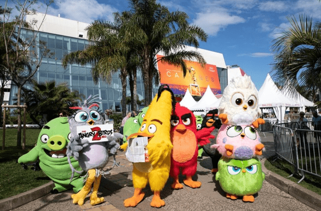 Gạt bỏ tư thù cá nhân, Chim và Heo cùng nhau “hợp lực” quảng bá cho Angry Birds 2 tại Liên hoan phim Cannes 2019