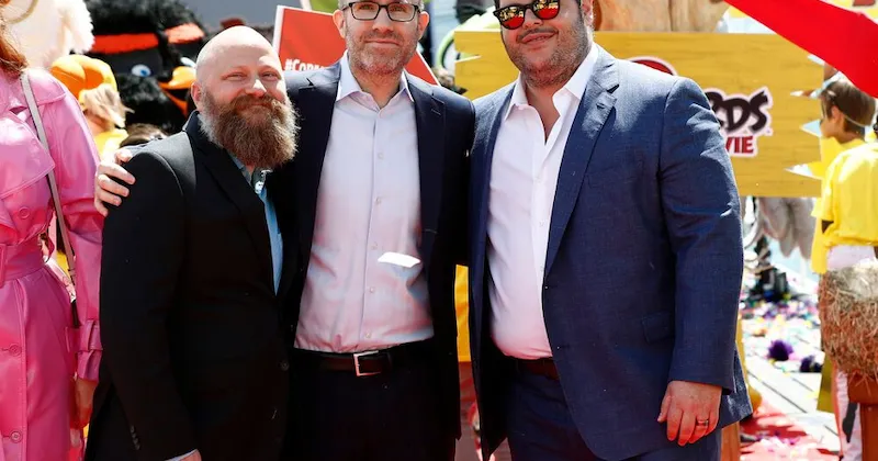 Từ phải qua: Josh Gad (lồng tiếng cho Chuck), nh&agrave; sản xuất John Cohen, v&agrave; đạo diễn Thurop Van Orman tại buổi ra mắt tại Cannes