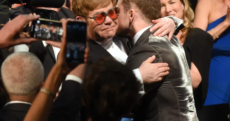 Taron Egerton rất được lòng huyền thoại Elton John bởi tài năng xuất chúng và cách ứng xử khiêm nhường, chân thành