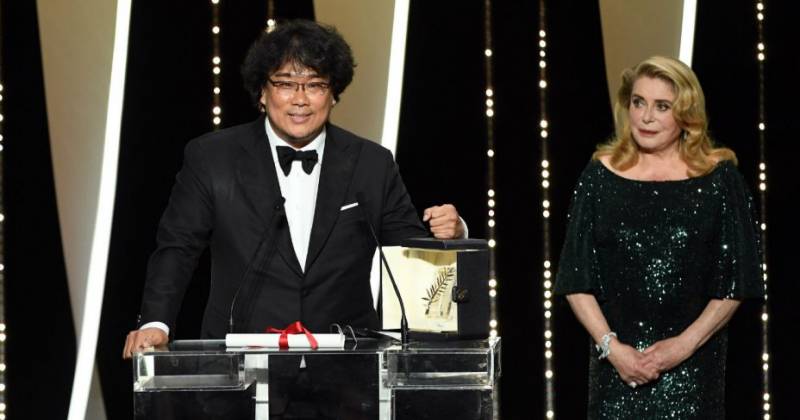 Đạo diễn Bong Joon-ho với giải Cành cọ Vàng tại LHP Cannes 2019 (Ảnh: THR)