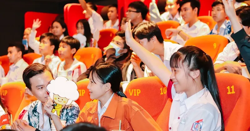 C&aacute;c em rất vui v&agrave; h&agrave;o hứng khi tham gia buổi học Gi&aacute;o Dục C&ugrave;ng Điện Ảnh do CGV tổ chức.