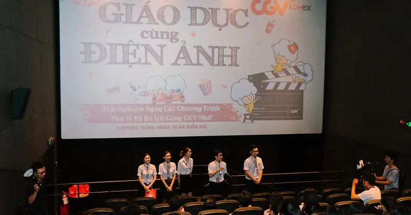 H&acirc;m n&oacute;ng v&agrave; chuẩn bị tinh thần cho buổi học đặc biệt b&ecirc;n trong rạp CGV. 