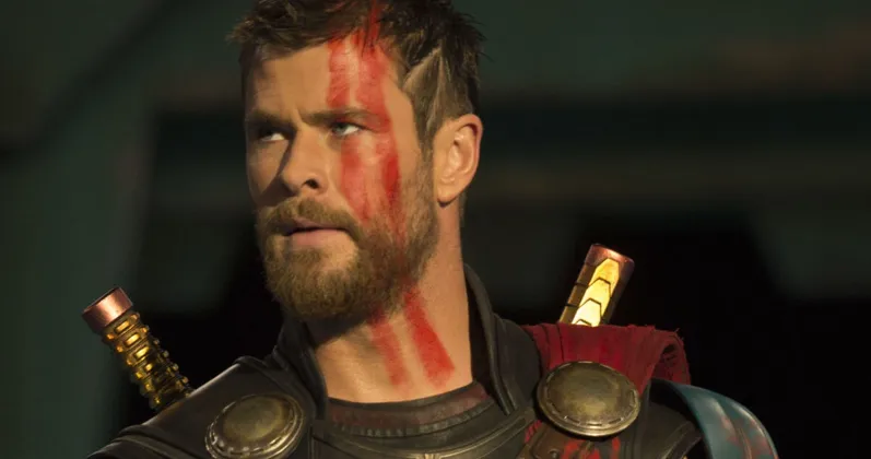 Thor h&agrave;i hước v&agrave; đ&uacute;ng chất Chris Hemsworth hơn hẳn