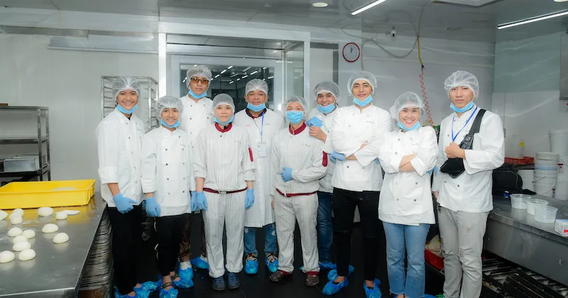 Các diễn viên học làm bánh trong thời gian dài