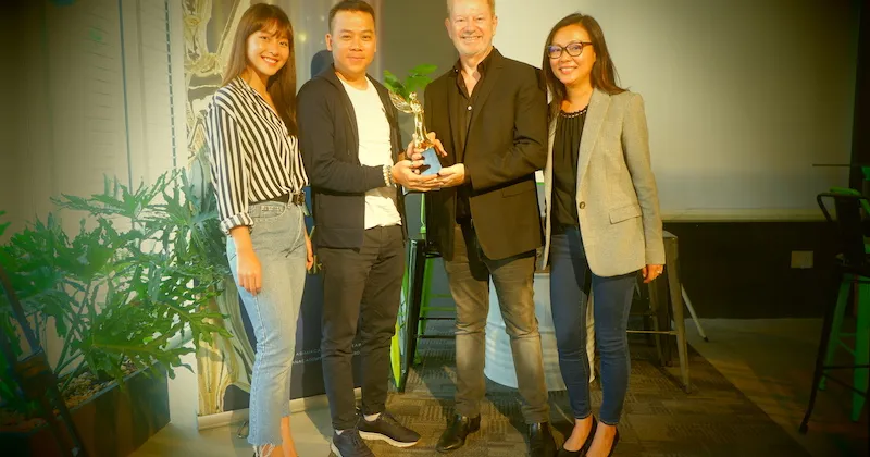 Ông Michael McKay và bà Fiona McKay cùng 2 đại diện của Việt Nam