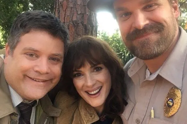 Hopper, Joyce và Bob là 3 người lớn được yêu thích trong Stranger Things. Ảnh: Pinterest