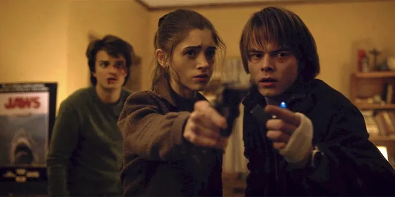 Chuyện tình tay ba giữa Nancy, Jonathan và Steve diễn ra trong Stranger Things mùa 1. Ảnh: The Mary Sue