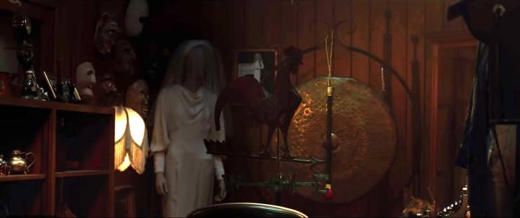 Bộ váy cưới là 1 trong những vật phẩm đáng gờm trong Annabelle: Ác Quỷ Trở Về