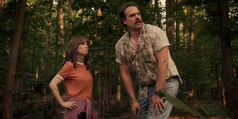 Bỏ qua những đoạn c&atilde;i vả, Joyce v&agrave; Hopper sẽ đem lại nhiều cảm x&uacute;c trong Stranger Things 3 