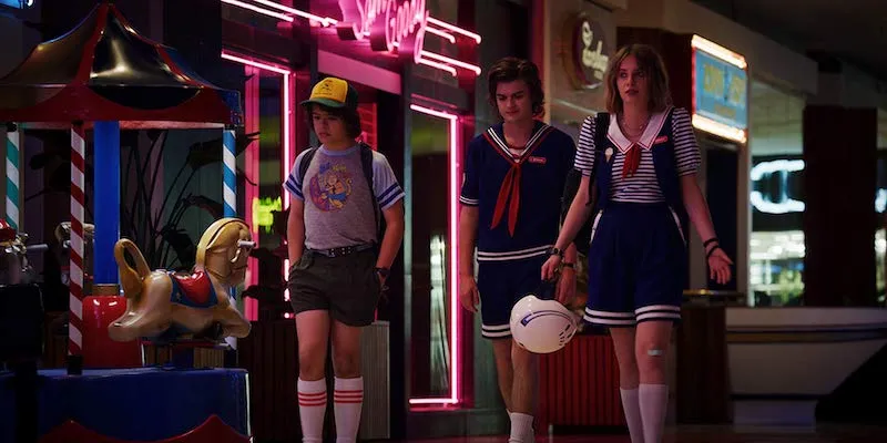 Dustin v&agrave; Steve vẫn th&acirc;n thiết c&ugrave;ng c&ocirc; bạn mới l&agrave; Robin trong Stranger Things 3