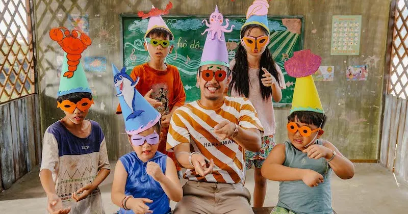 Bầu kh&ocirc;ng kh&iacute; tươi vui trong B&agrave;i Ca T&ocirc;m C&aacute;