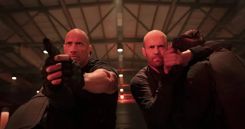 Luke Hobbs (tr&aacute;i) (Dwayne Johnson) v&agrave; Deckard Shaw (Jason Statham) (Ảnh: IMDb)