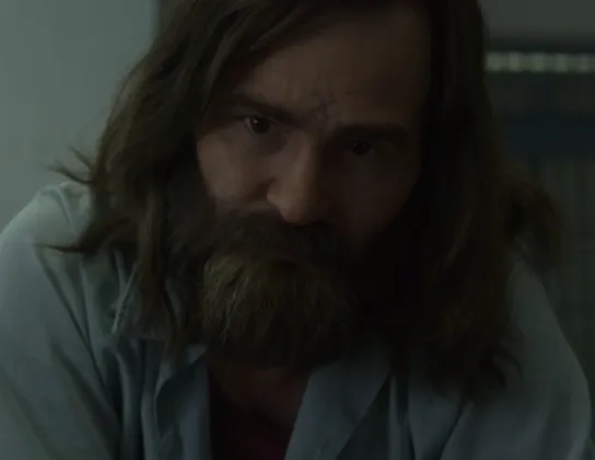 Charles Manson trong phim. (Ảnh: The Bustle)