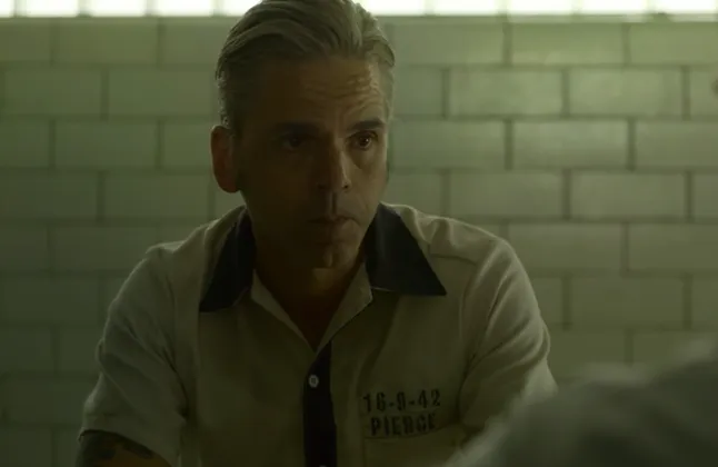 William Pierce trong Mindhunter season 2. (Ảnh: The Bustle)